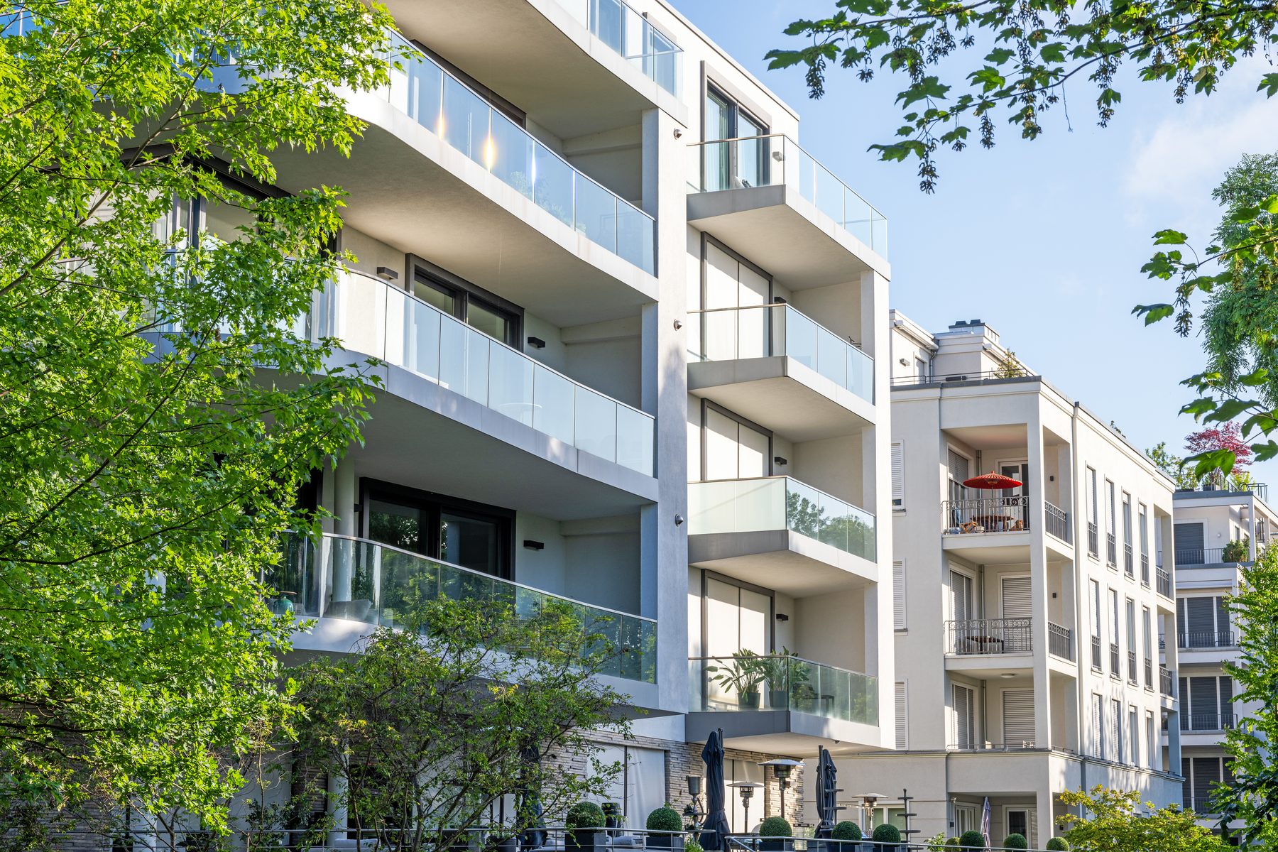 Moderne Wohnimmobilie mit umlaufenden Balkonen, aufgenommen bei Tageslicht
