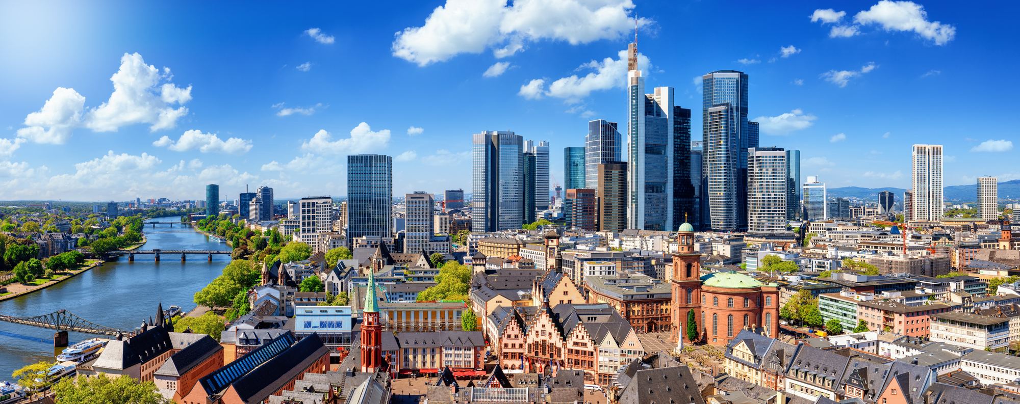 Blick &uuml;ber Frankfurt am Main mit Altstadt, Main und Hochh&auml;usern